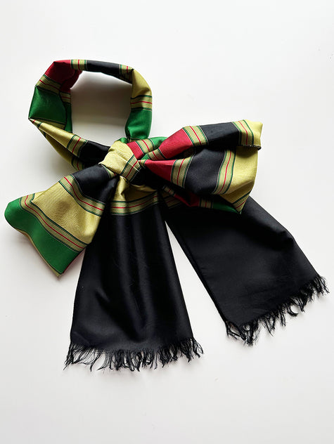 Lange gestreepte zijden sjaal