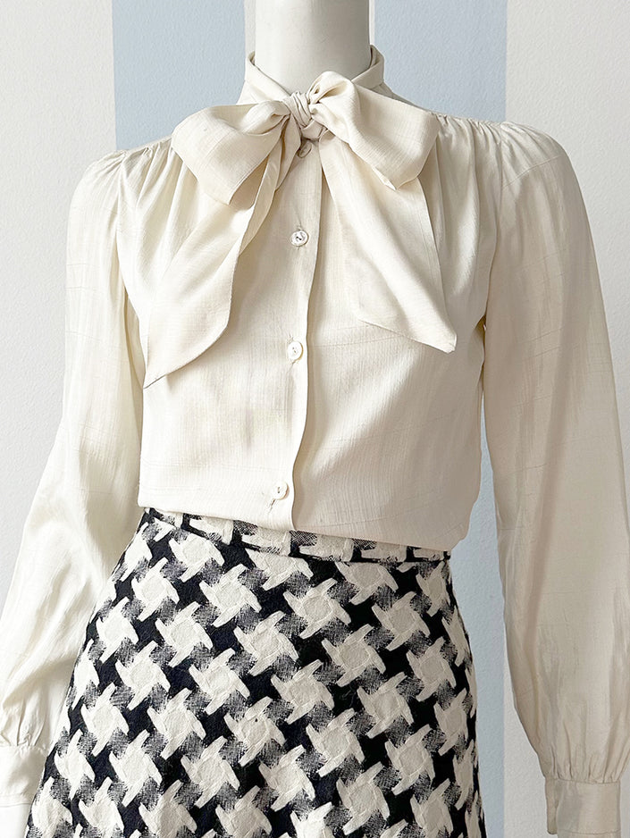 Off-white zijden strikblouse