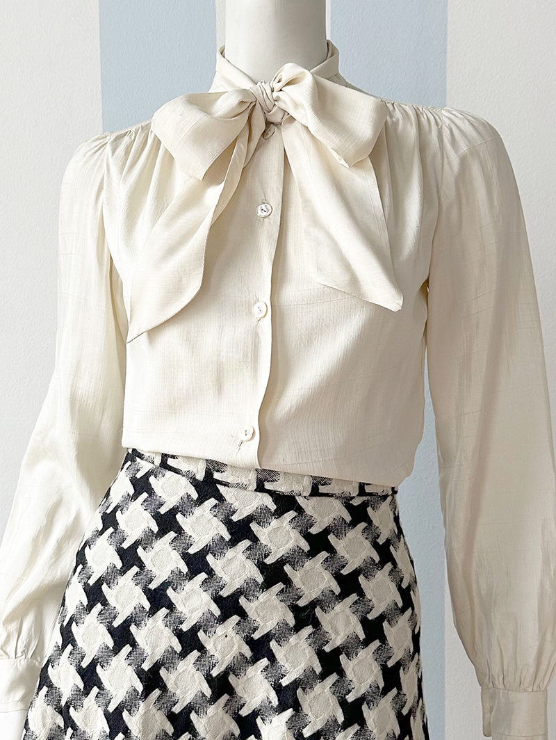 Off-white zijden strikblouse