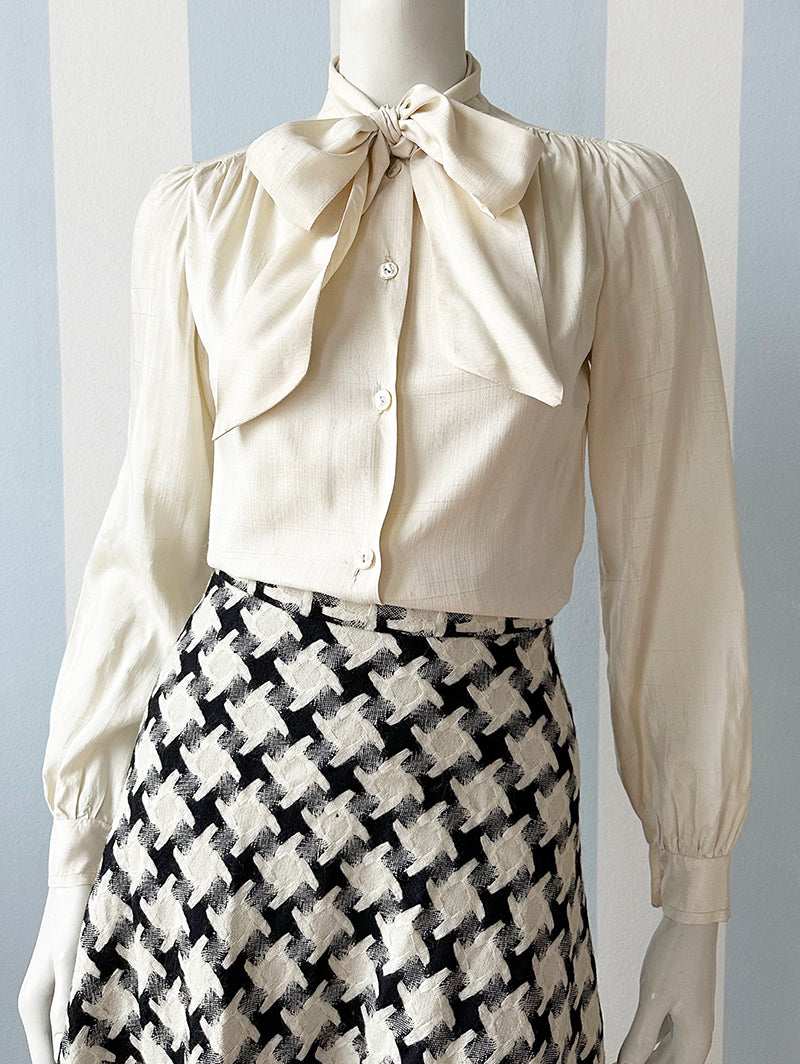 Off-white zijden strikblouse