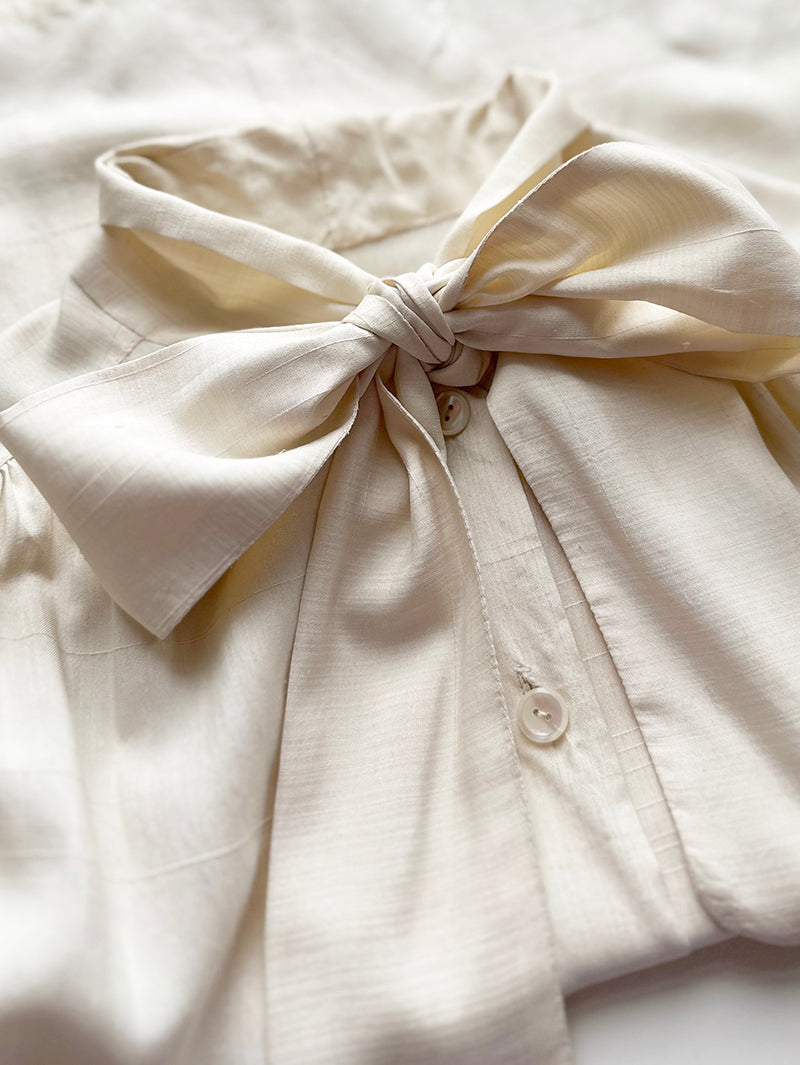 Off-white zijden strikblouse