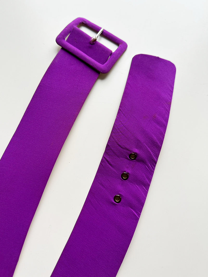 Paarse zijden ceintuur