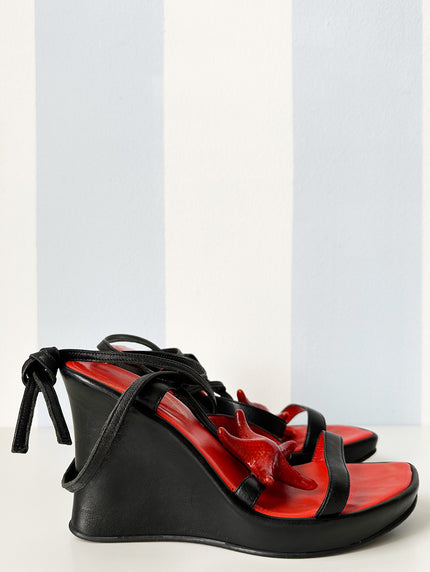 Zwarte leren wedges met knalrode zeesterren | 37