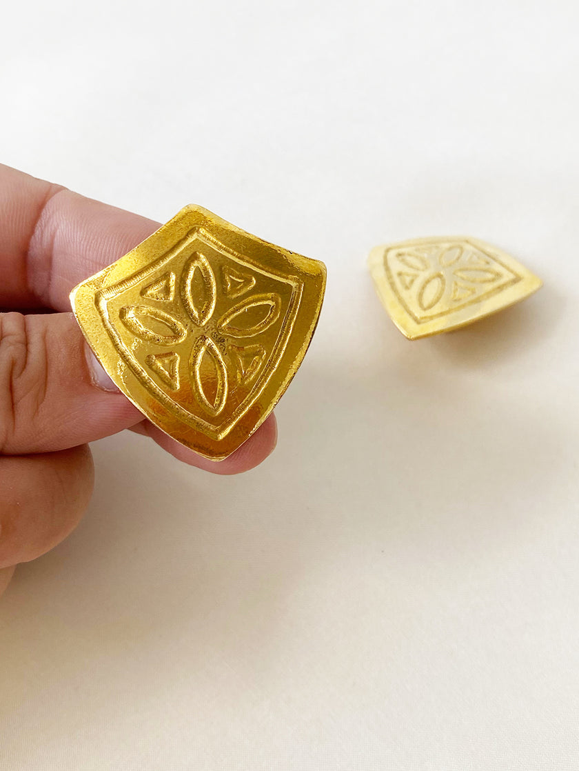 Gouden schild clip oorbellen