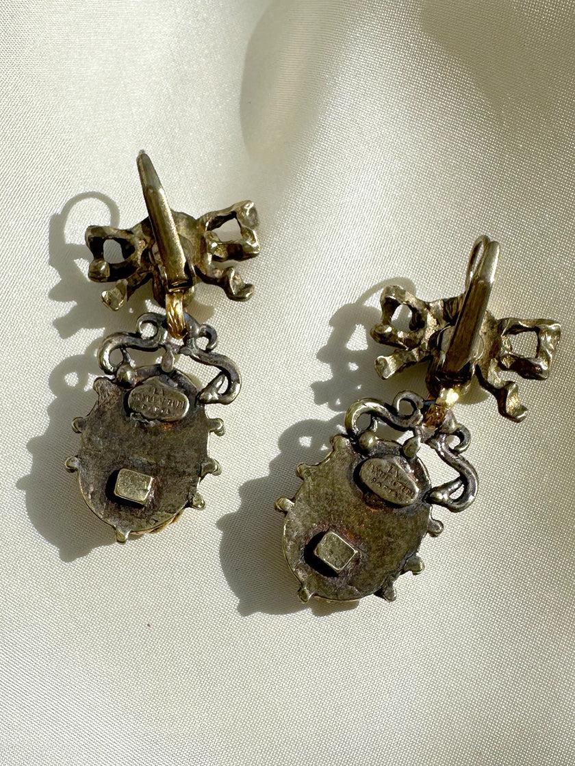 Gesigneerde oorhangers met strikjes