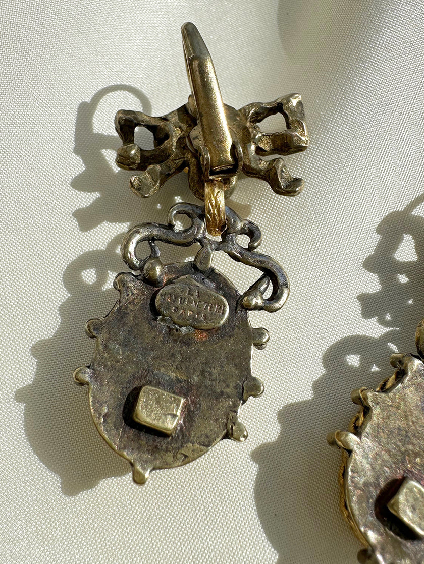 Gesigneerde oorhangers met strikjes