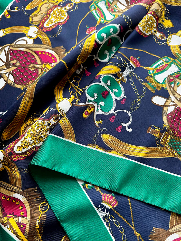 Sjaal met riempjes en kettingen