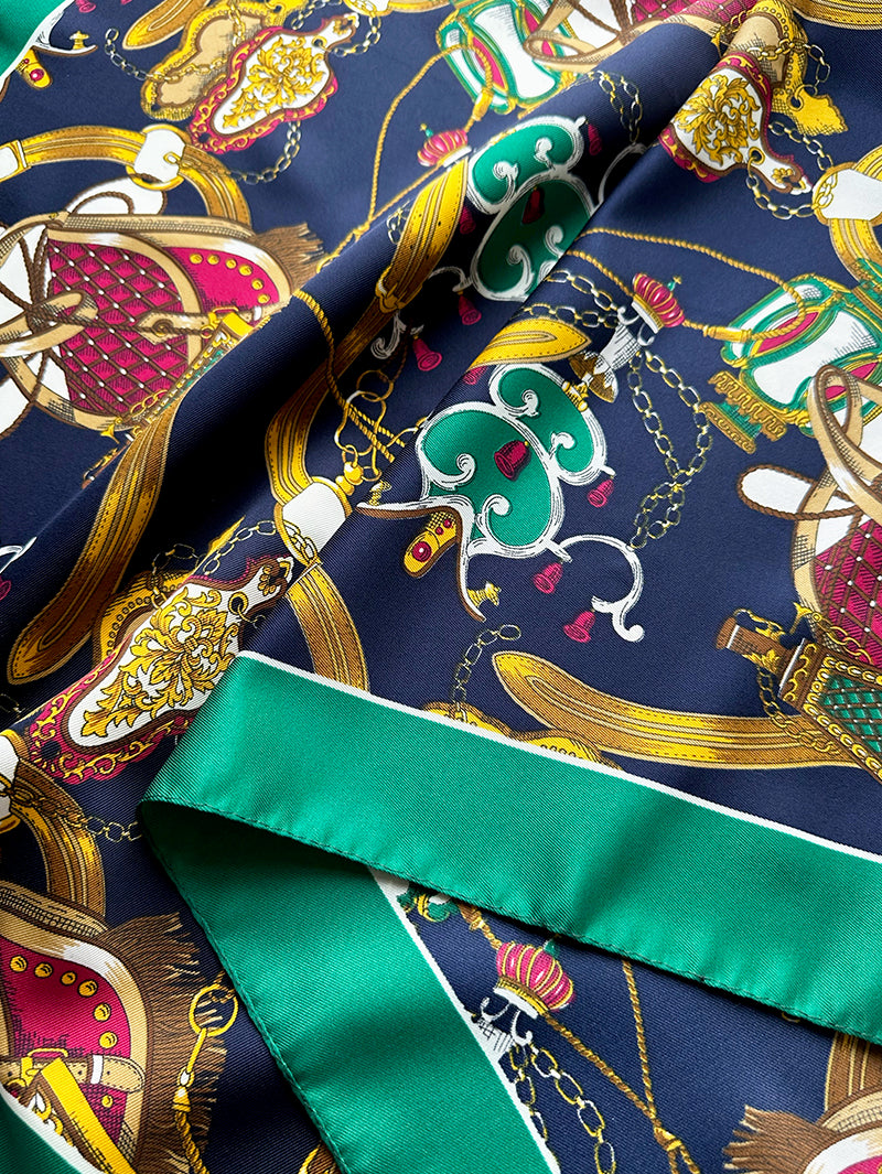 Sjaal met riempjes en kettingen