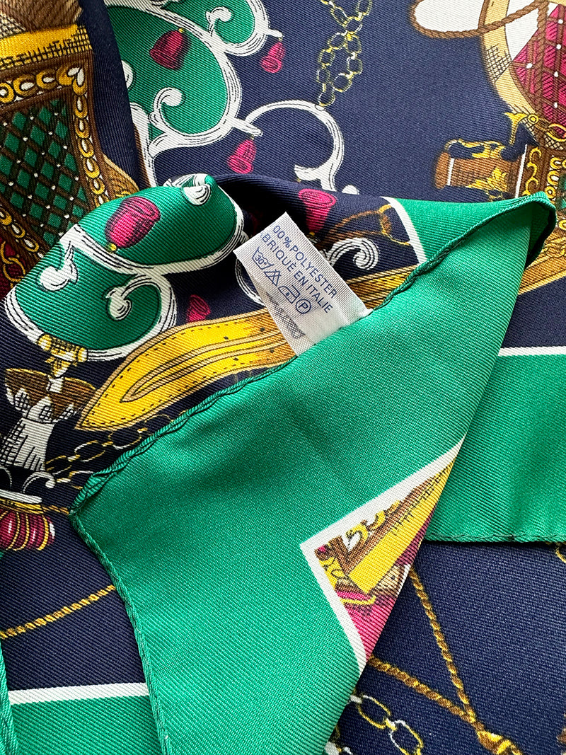 Sjaal met riempjes en kettingen