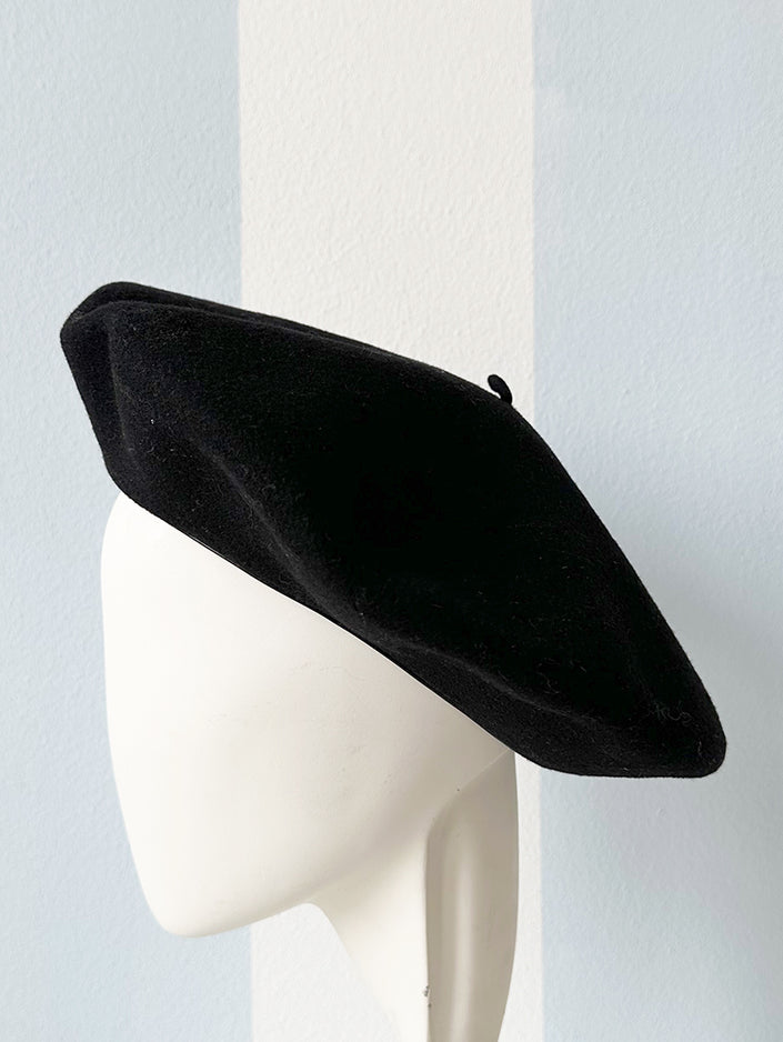 Zwarte wollen baret