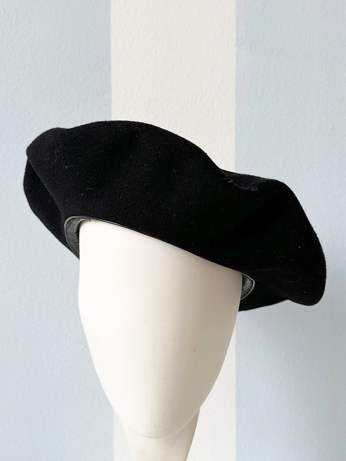 Zwarte wollen baret