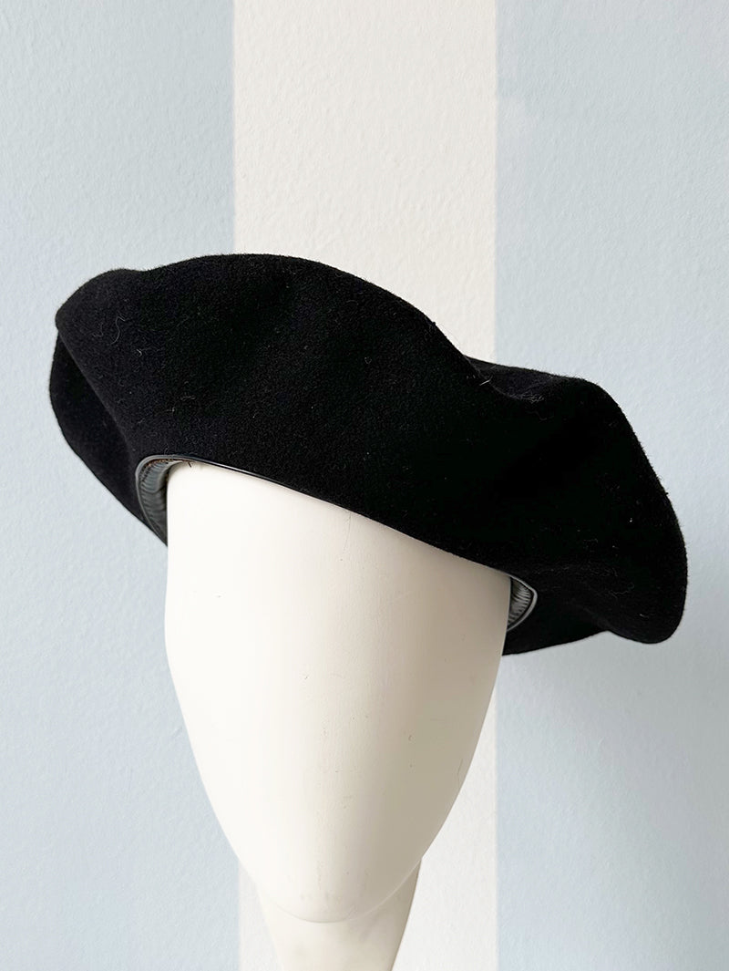 Zwarte wollen baret