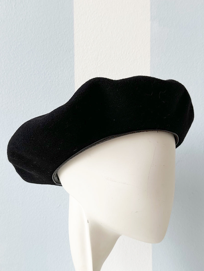 Zwarte wollen baret