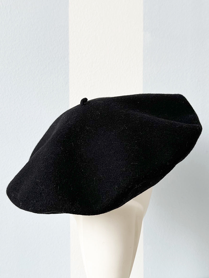 Zwarte wollen baret