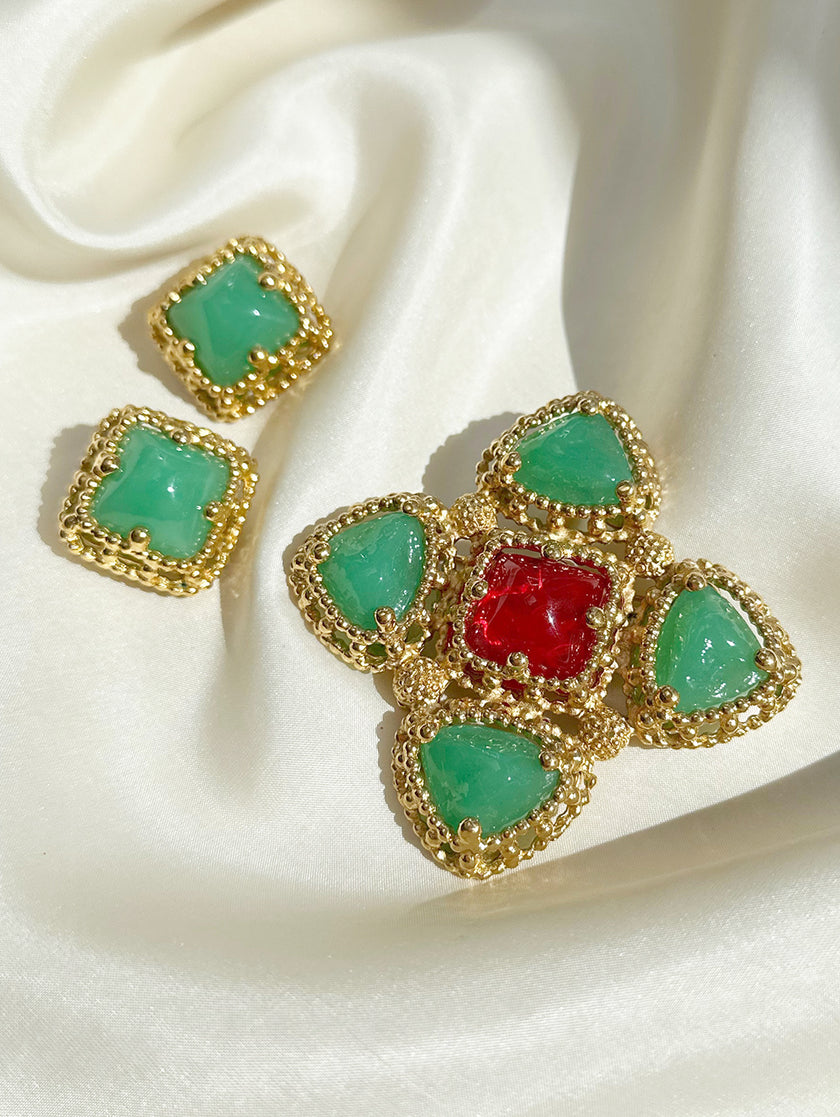 Vergulde designer broche met Gripoix glas