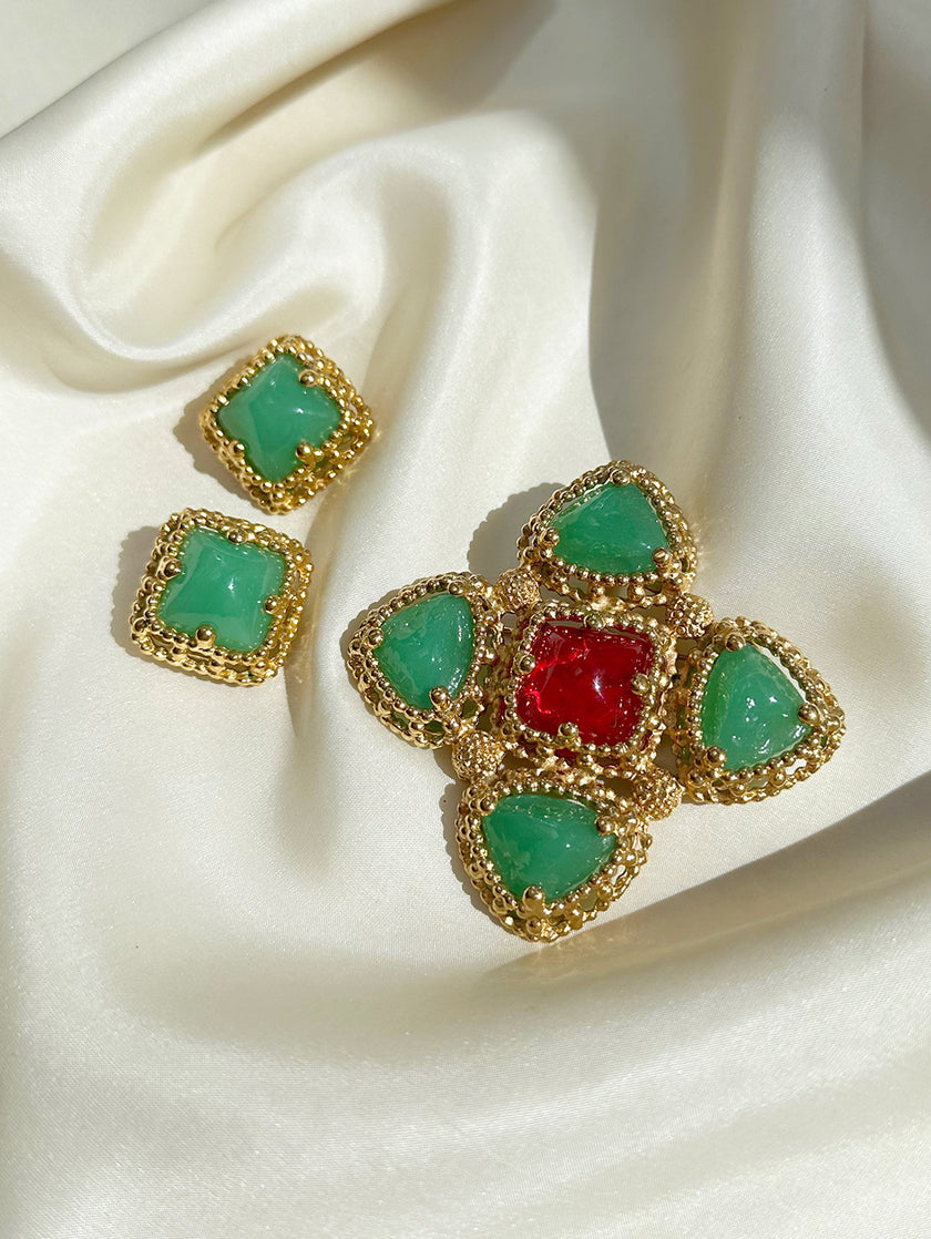 Vergulde designer broche met Gripoix glas