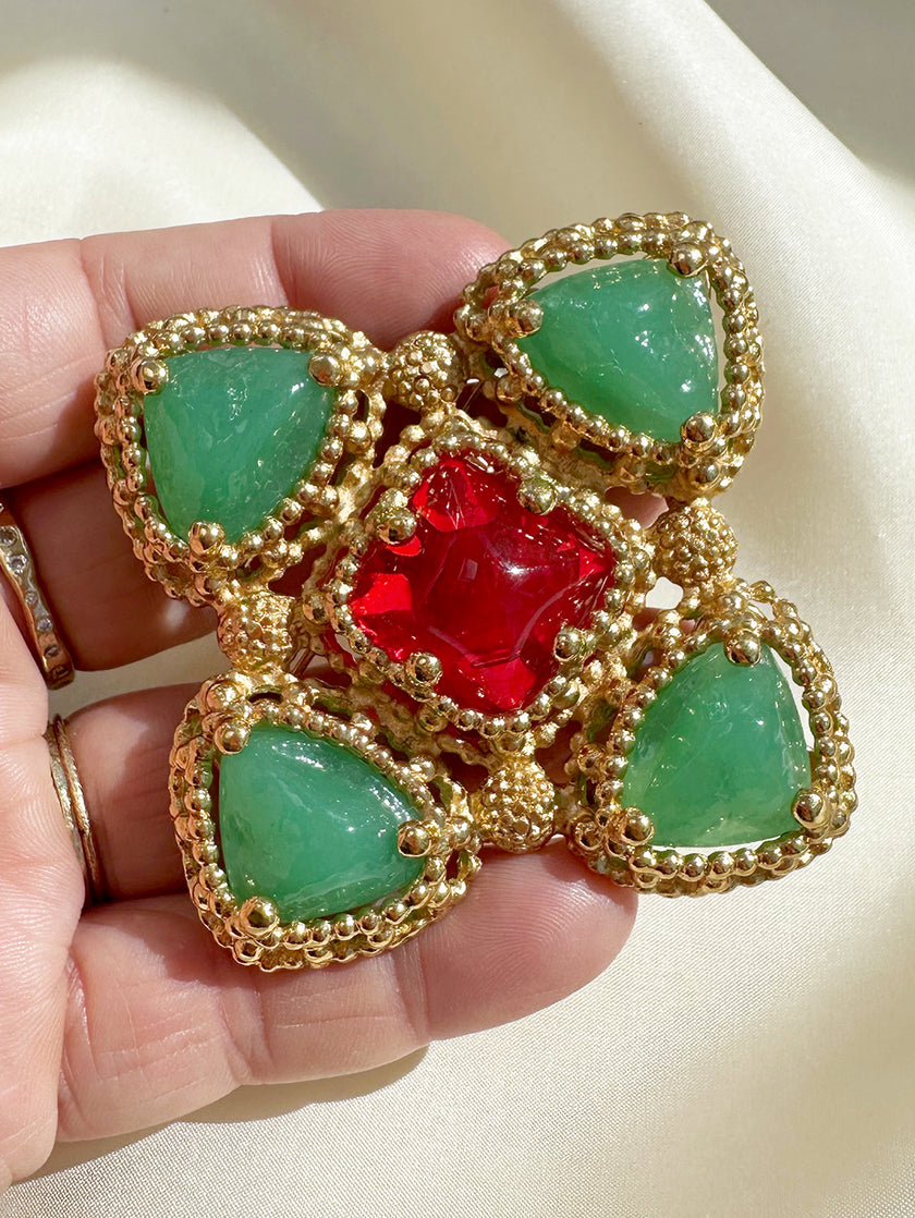 Vergulde designer broche met Gripoix glas