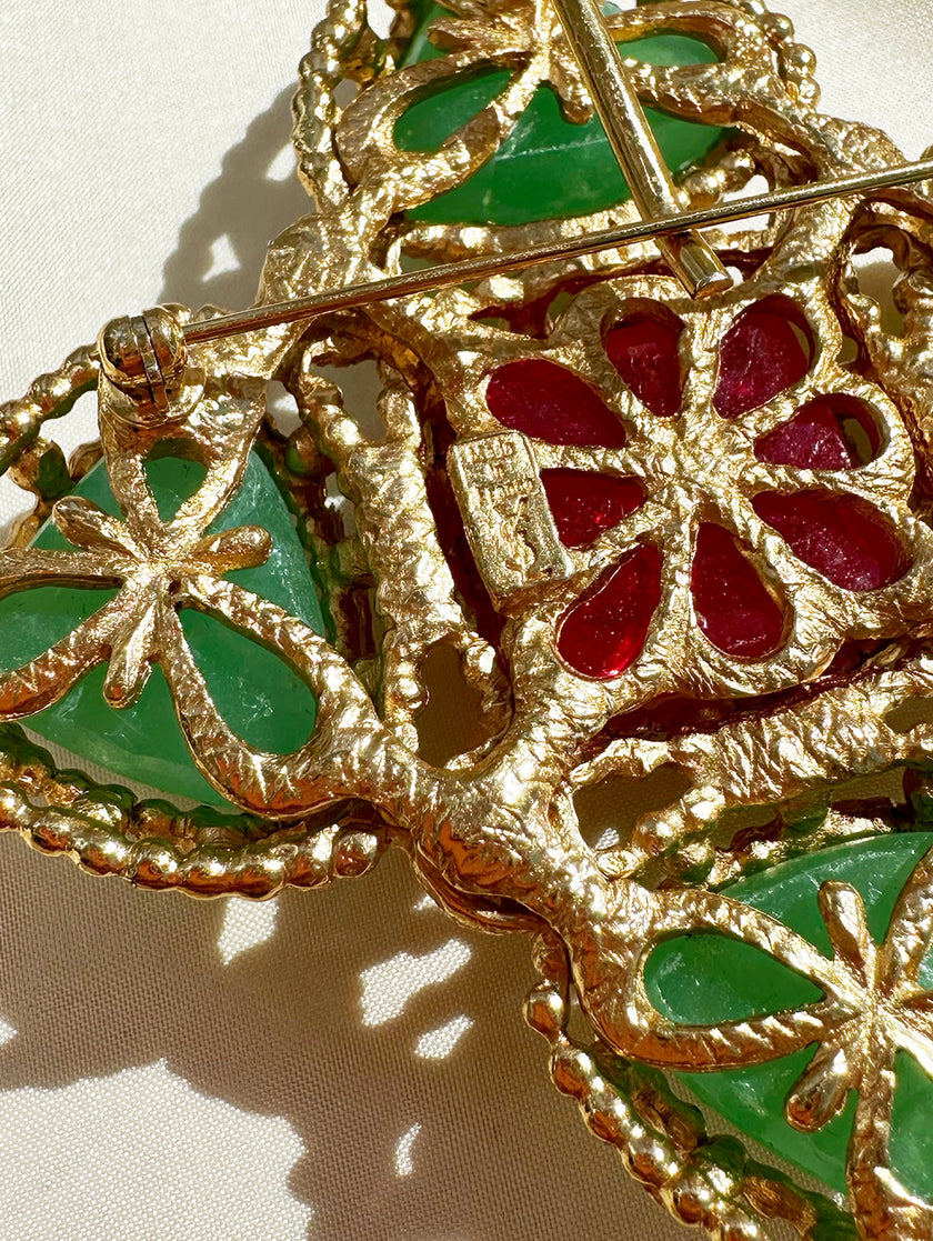 Vergulde designer broche met Gripoix glas