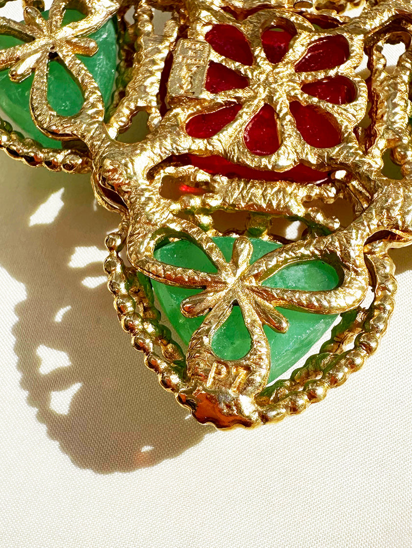 Vergulde designer broche met Gripoix glas