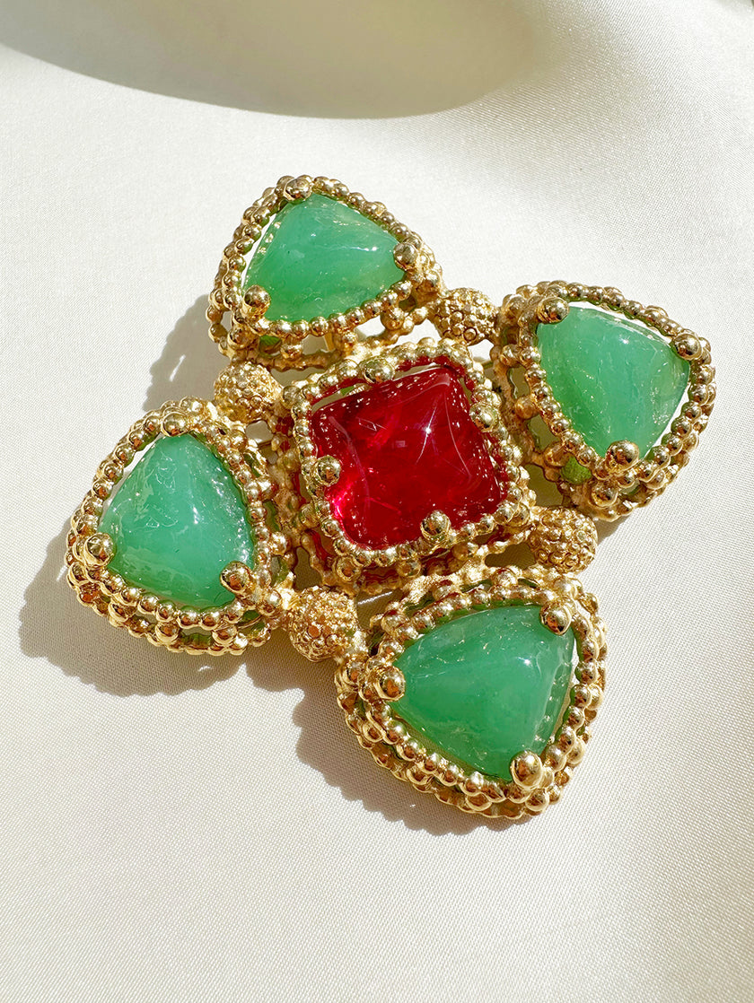 Vergulde designer broche met Gripoix glas