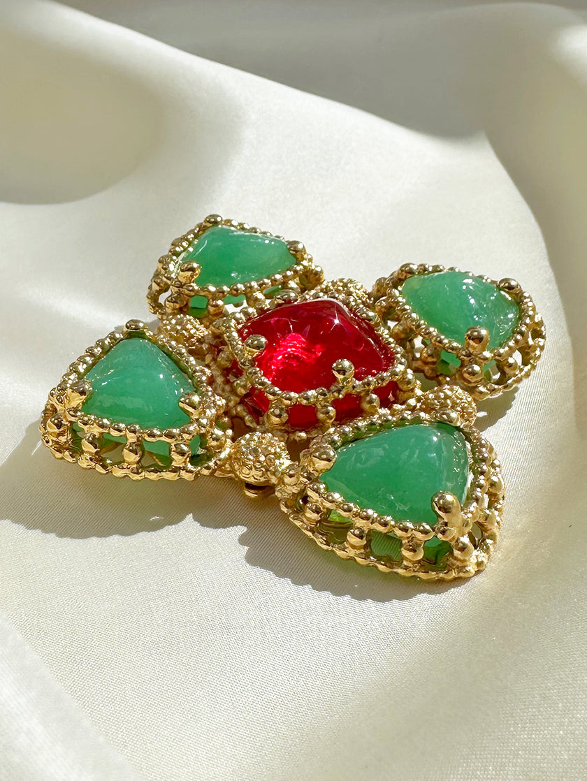 Vergulde designer broche met Gripoix glas