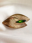 Gouden blaadjes broche met groene steen