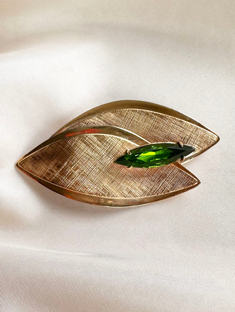 Gouden blaadjes broche met groene steen