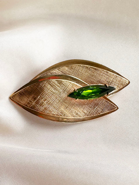 Gouden blaadjes broche met groene steen