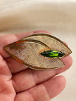 Gouden blaadjes broche met groene steen
