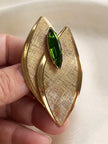 Gouden blaadjes broche met groene steen