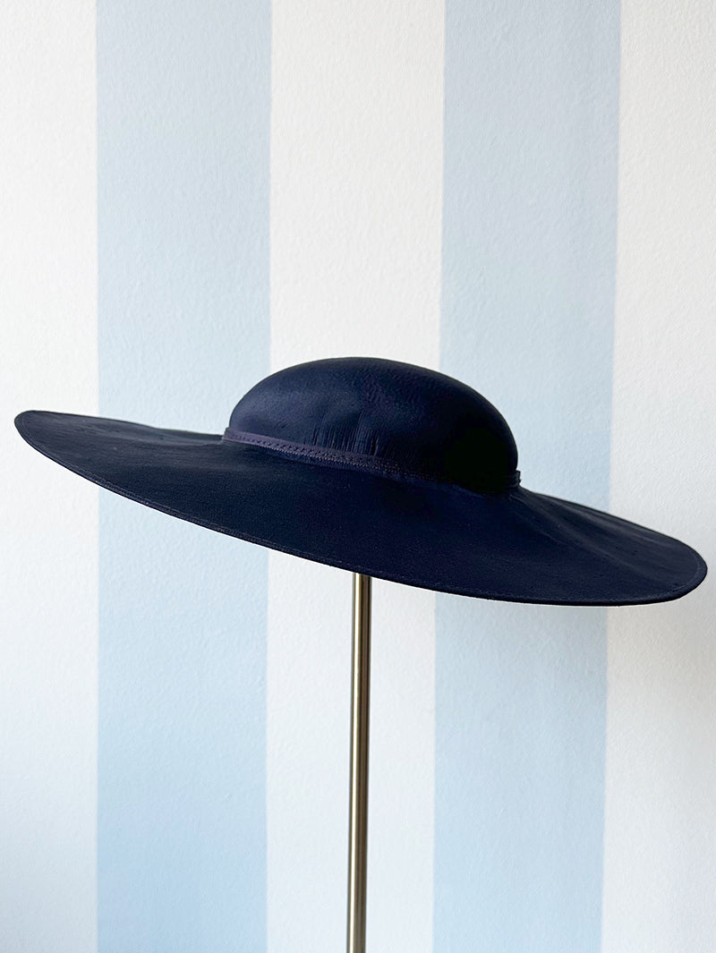 Donkerblauw hoedje met brede rand