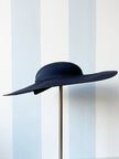 Donkerblauw hoedje met brede rand