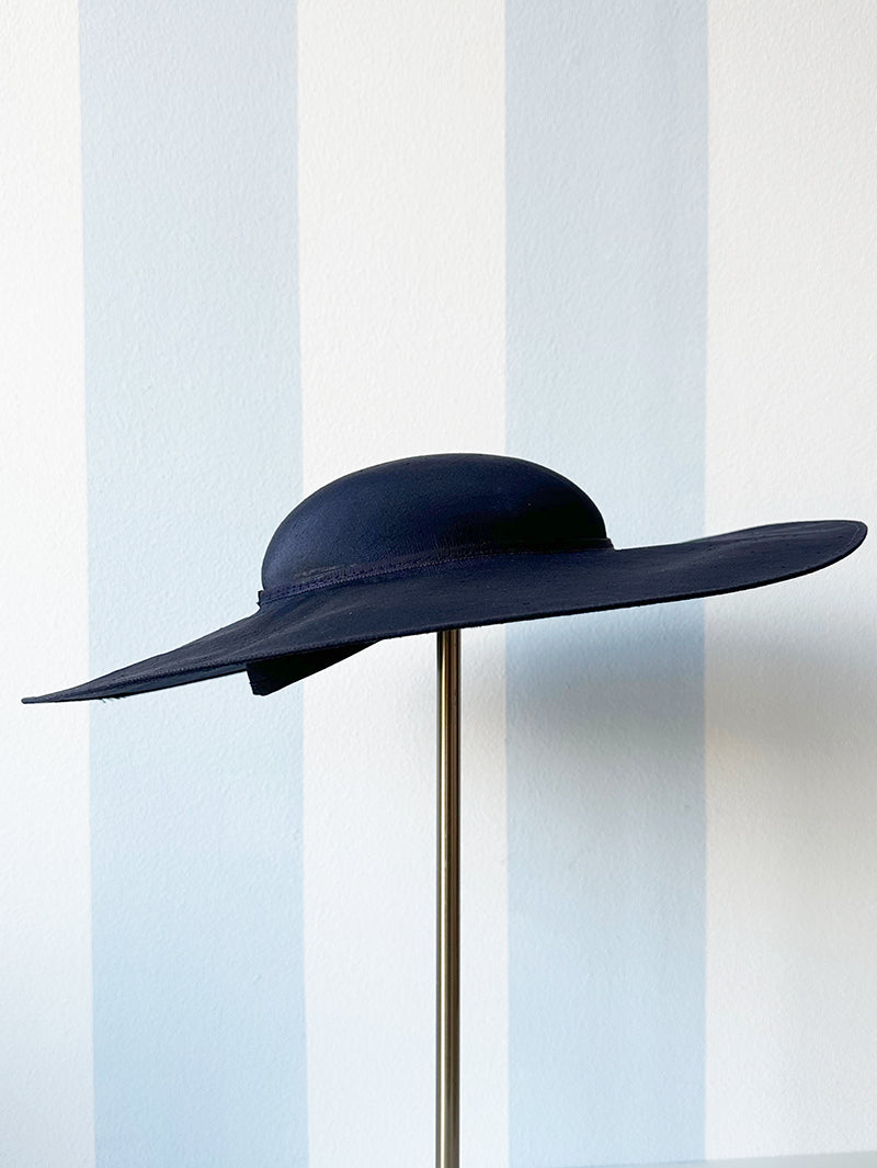 Donkerblauw hoedje met brede rand