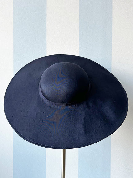Donkerblauw hoedje met brede rand