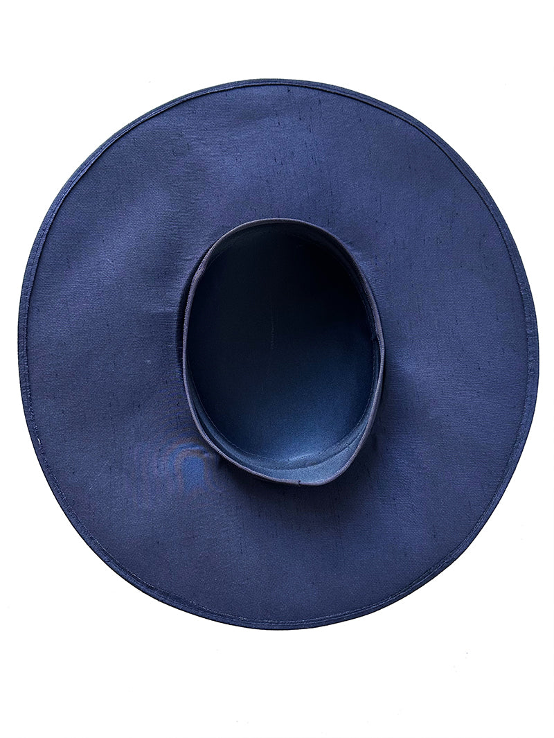 Donkerblauw hoedje met brede rand