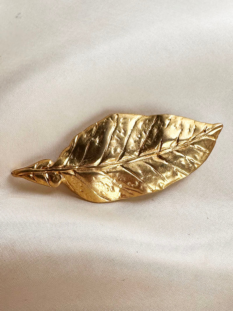 Matgouden blad broche