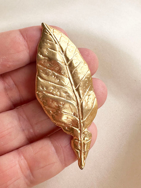 Matgouden blad broche