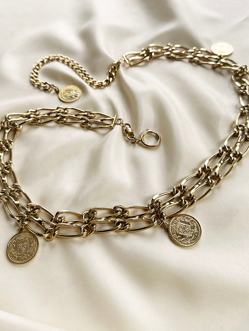 Gouden metalen ceintuur met munten