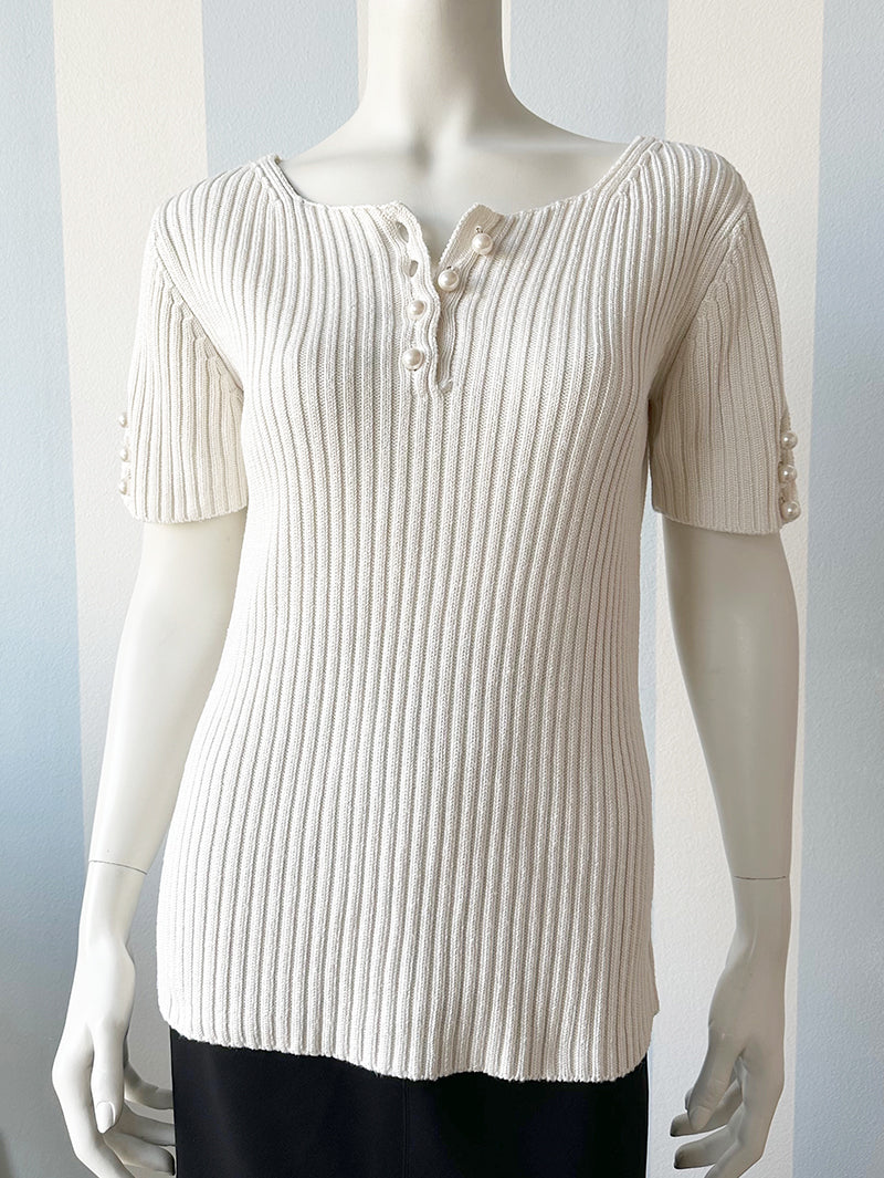 Off-white knit top met parels