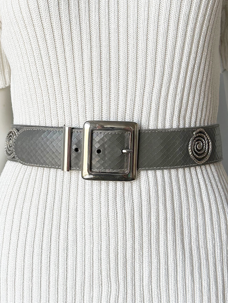 Grijze leren ceintuur met zilveren spiralen