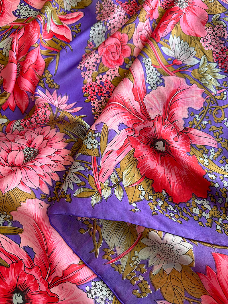 Paarse zijden floral sjaal