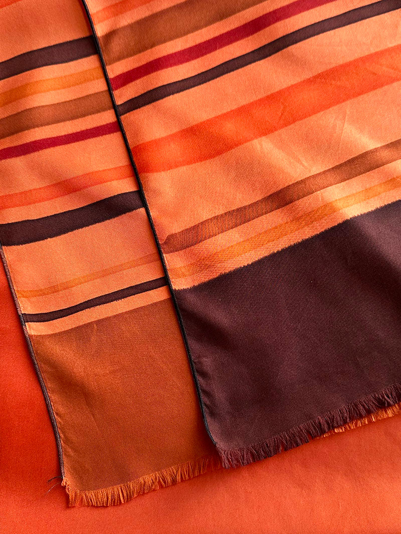 Lange oranje/bruine zijden sjaal
