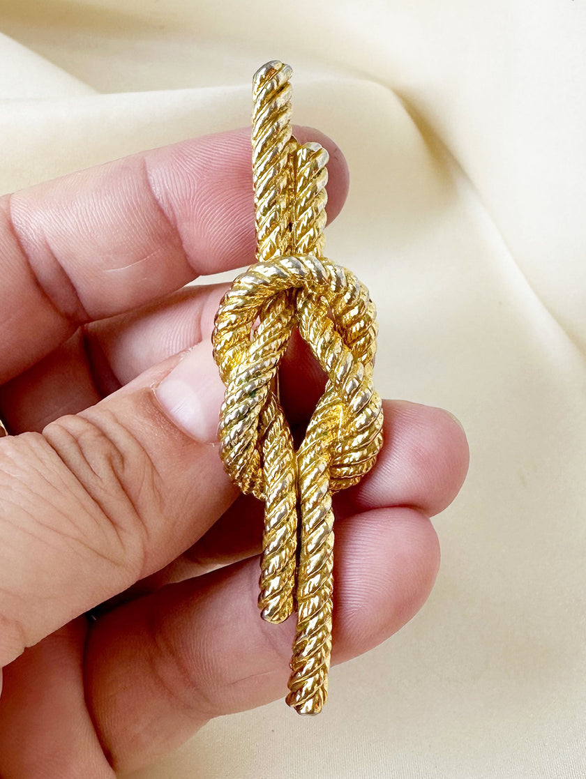 Gouden platte knoop broche