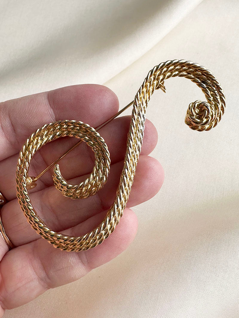 Grote vergulde broche