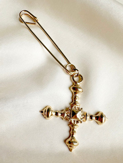 Gouden crucifix aan speld