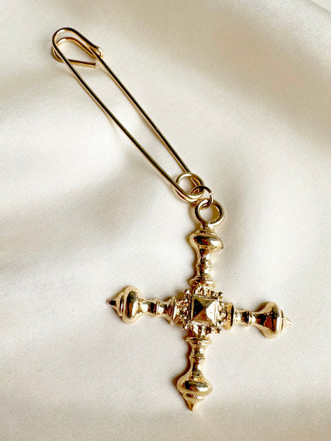 Gouden crucifix aan speld