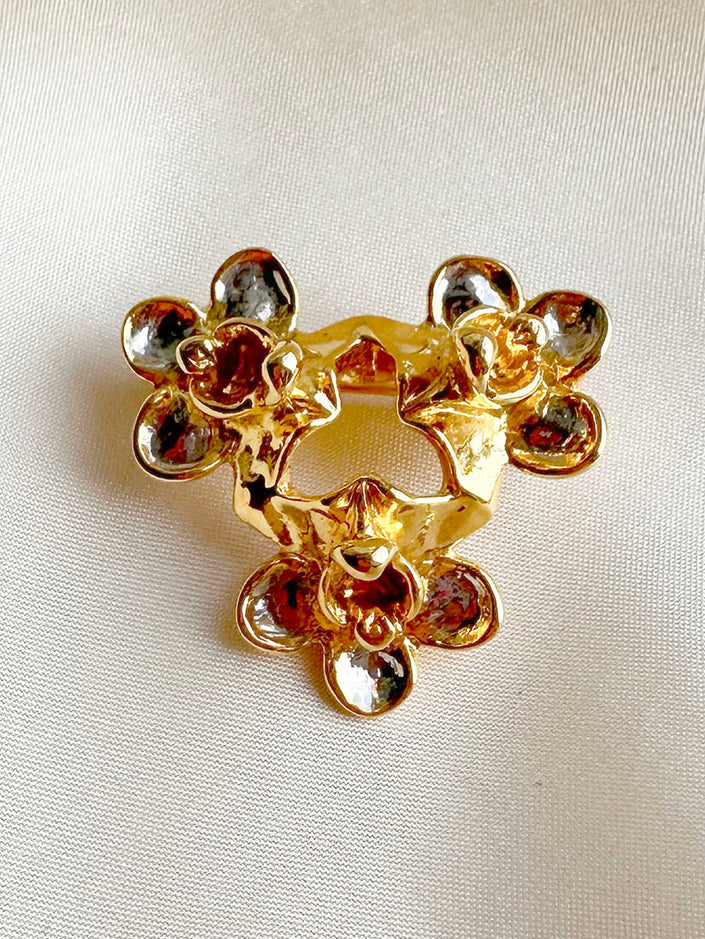 Broche met drie orchideeën
