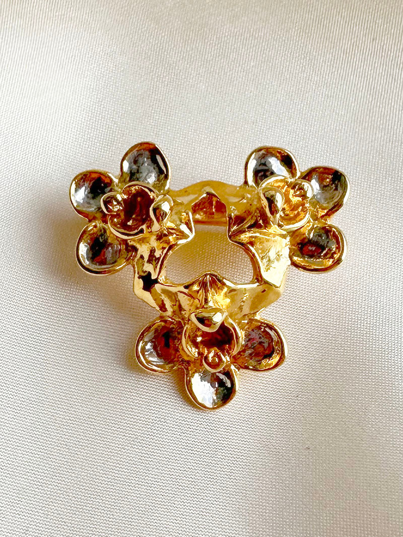 Broche met drie orchideeën