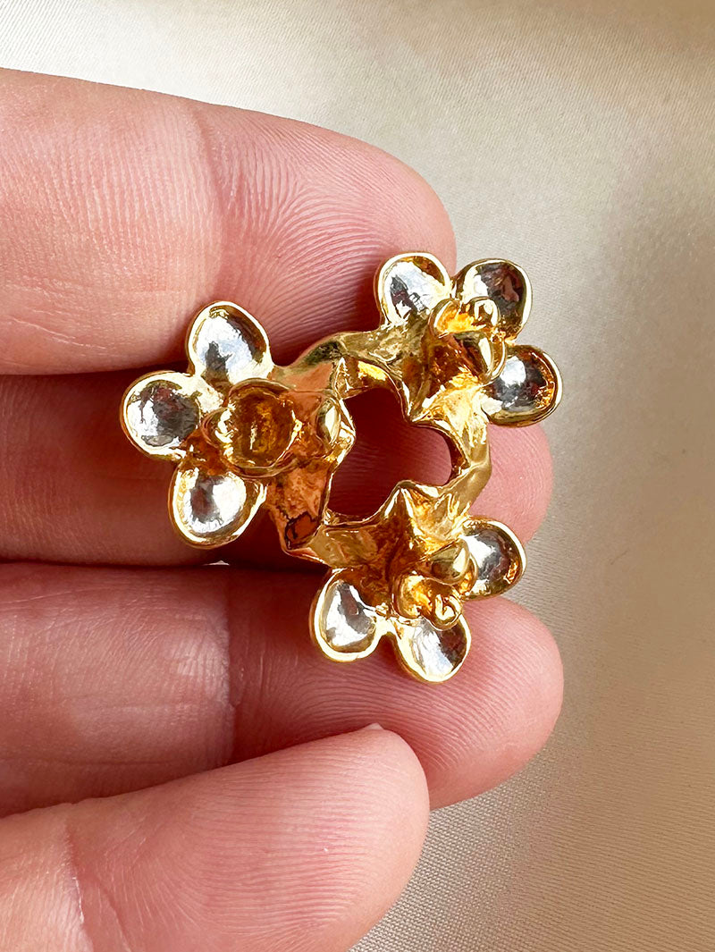 Broche met drie orchideeën