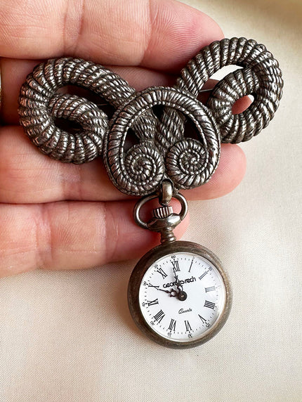 Designer broche met klokje